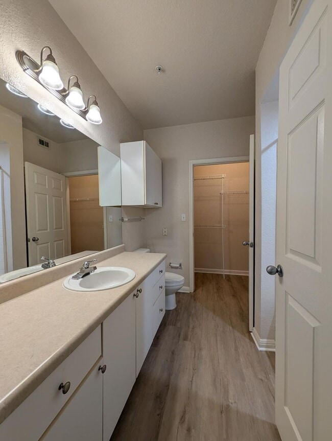 Building Photo - 1x1 Bright & spacious, convenient 1st floor unit. New flooring throughout, new washer/dryer & stove!