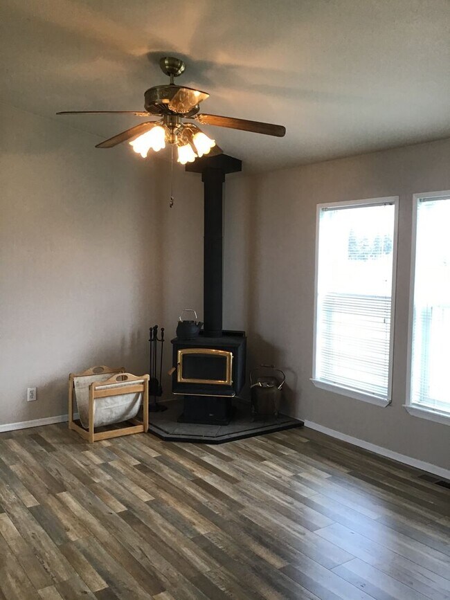 Building Photo - Available for Immediate Move-In!  3 Bed/2 Bath in Yelm!