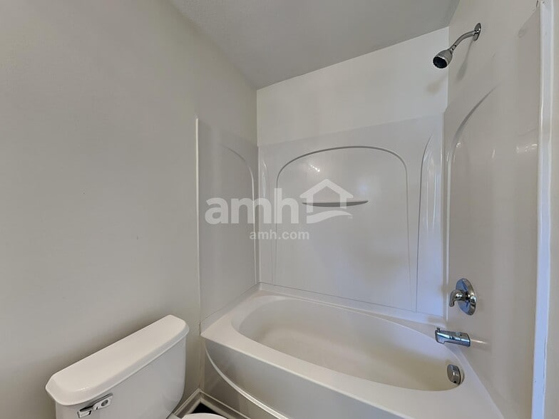 Building Photo - 16 Slow Creek Dr