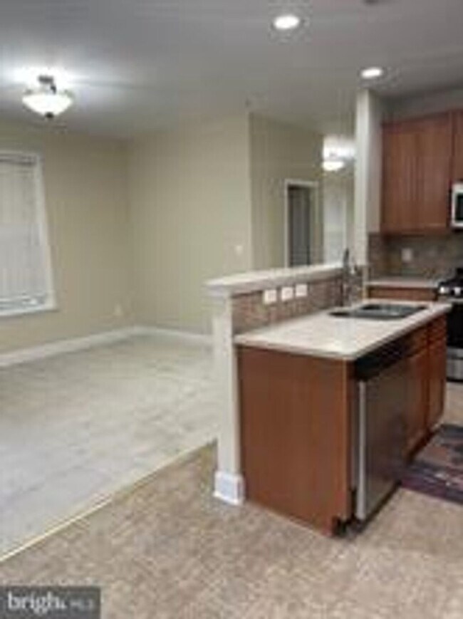 Building Photo - END UNIT TOWNHOUSE WITH 2 CAR GARAGE, 4 BEDROOMS AND 3.5 BATHS..FINISHED REC ROOM