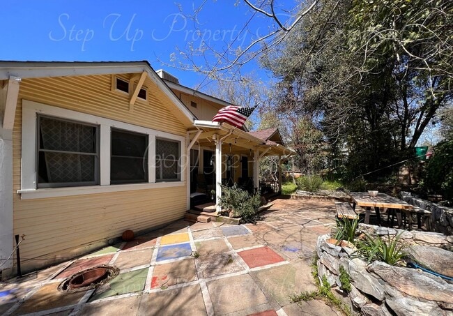 Building Photo - Charming 2 Bedroom 2 Full Bathroom Home Near Downtown Sonora!