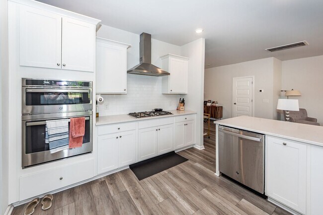 Building Photo - 6 Bedroom 4.5 Bath in Limehouse Village - Summerville