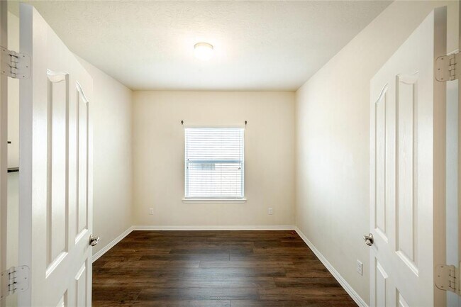 Building Photo - 24415 Hikers Bend Dr