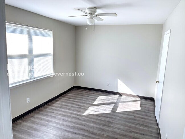 Building Photo - 1512 11th Ave N