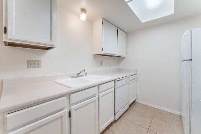 Building Photo - Single Story Condo One Bedroom and One Bathroom with a Washer and Dryer