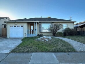Building Photo - Lovely 3 Bed, 1 Bath with large backyard