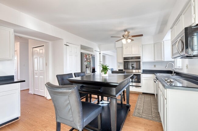 Building Photo - 10595 Blue Bell Way