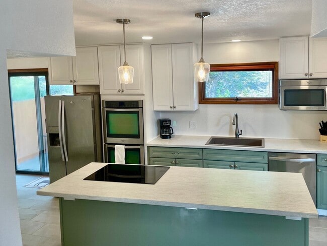 Building Photo - 3 Bedroom Townhome in Durango