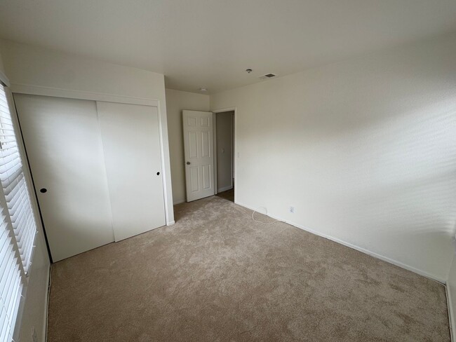 Building Photo - 3 bedroom -2.5 bathroom House