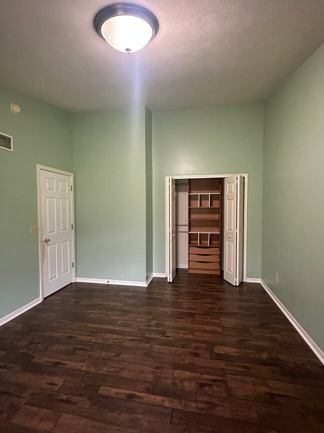 Building Photo - 4934 Claredon Pl