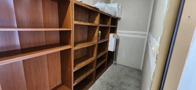 Building Photo - Spacious 2 bedroom Townhome w/ 2 car garage