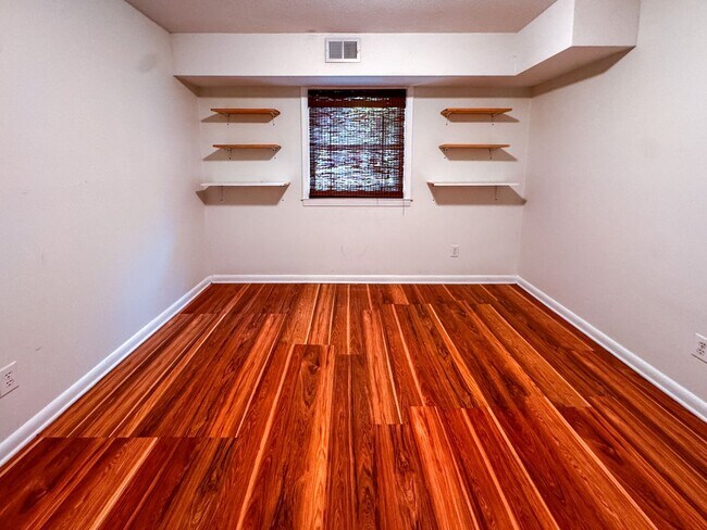 Building Photo - Spacious 4 Bed 2.5 bath Home Close to Fort Bragg