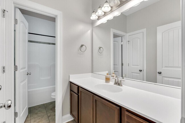 Building Photo - Large 4 bedroom home!