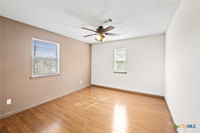 Building Photo - 322 Oakwood Loop