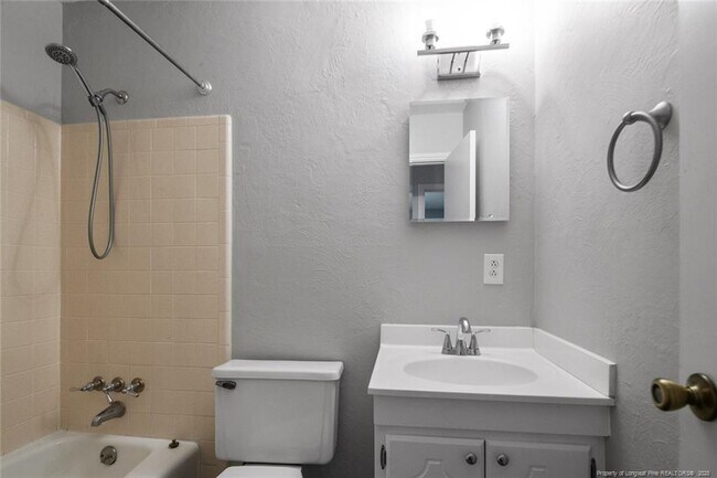 Building Photo - 508 Waterbury Dr