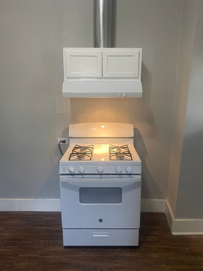 Nice Gas range with lighted exhaust hood - 1105 Essex St