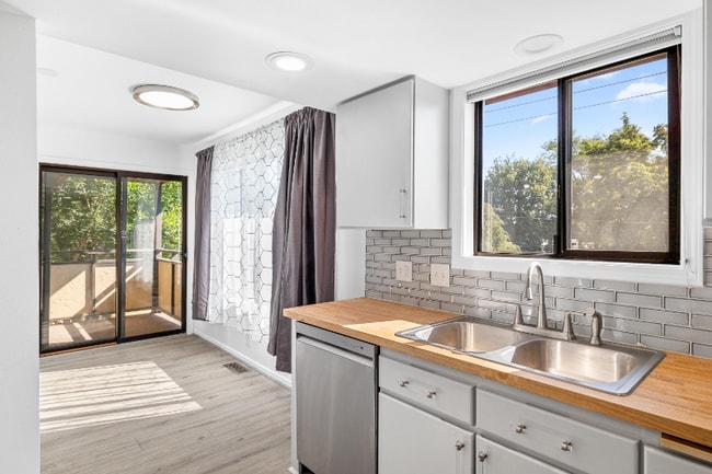 Building Photo - 355 Elm St N