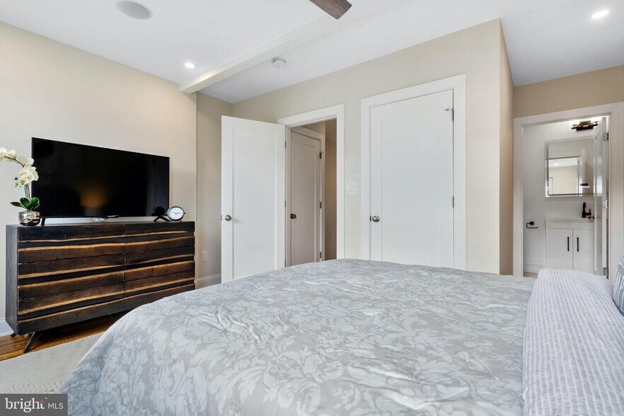 Building Photo - 331 W St NE