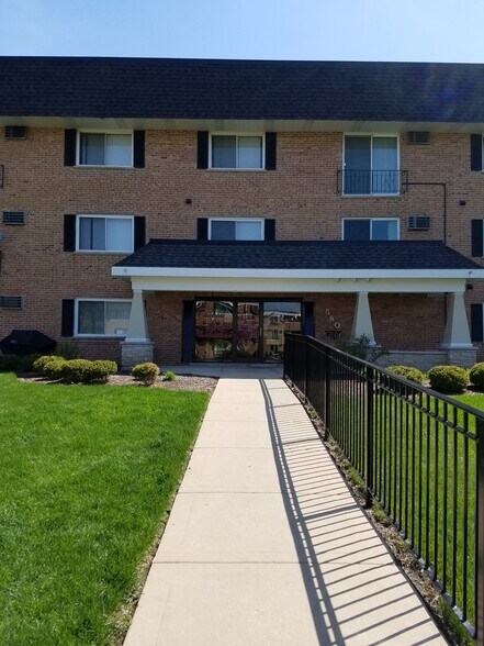 Building Photo - 580 Lawrence Ave