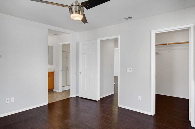 Building Photo - 607 Calle Vibrante