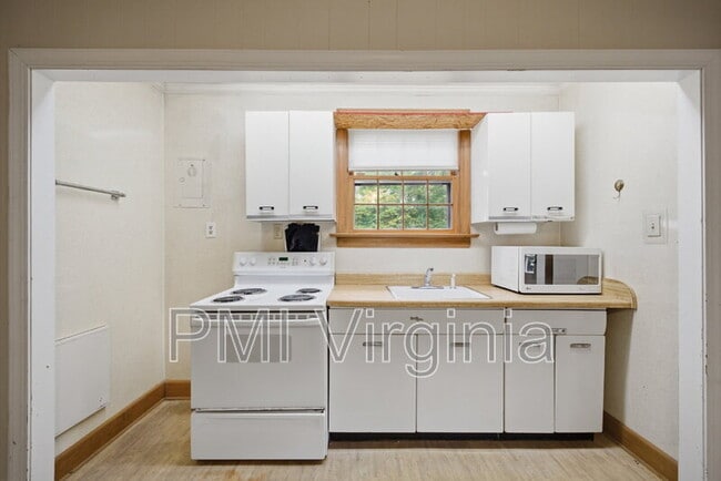 Building Photo - 400 Kemp Ln