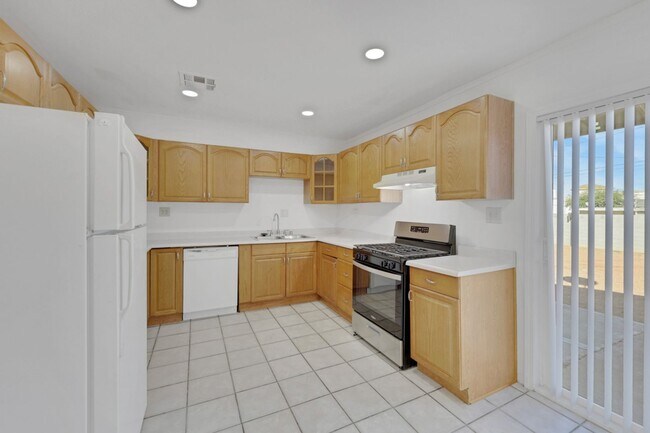 Building Photo - Rehabbed Downtown Henderson Home