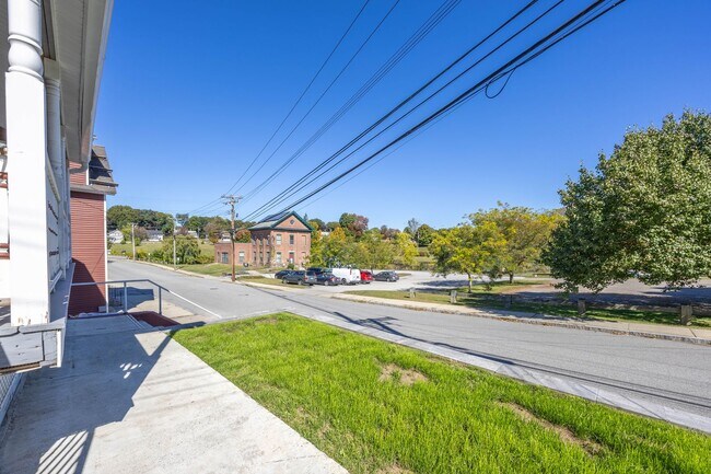 Building Photo - Available Now! Spacious 3-Bedroom Duplex in Griswold