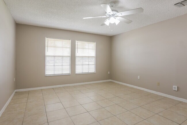 Building Photo - 1983 SE Floresta Dr