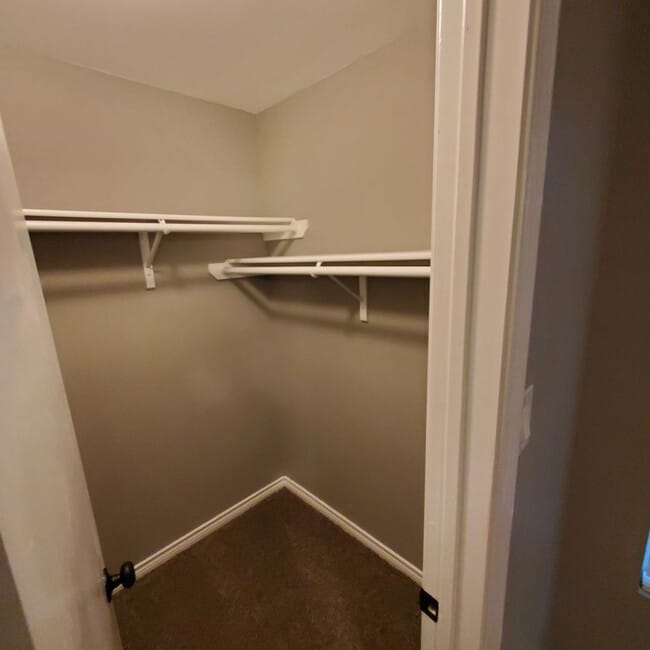 Building Photo - Beautiful Town Home