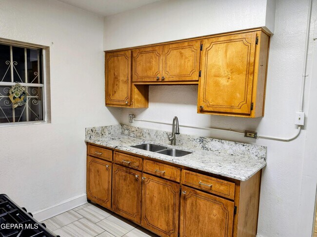 Building Photo - 618 N Estrella St