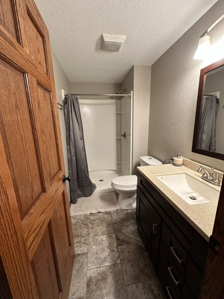 Building Photo - 585 SE Crabapple Dr