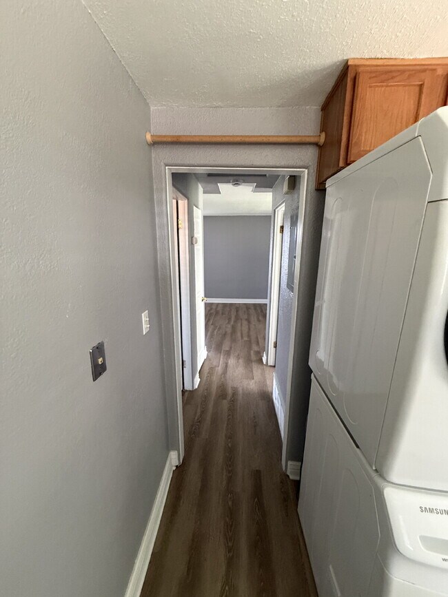Building Photo - Freshly Updated 1-Bedroom Apartment in Denver – Move-In Ready!