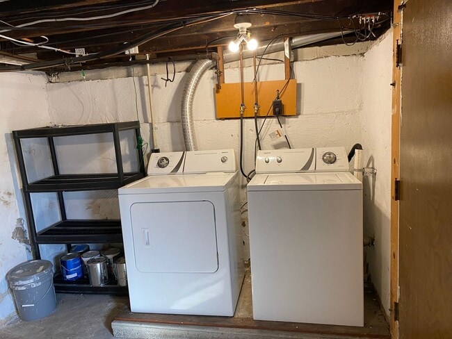 Building Photo - Renovated Home in the Grove for Rent!