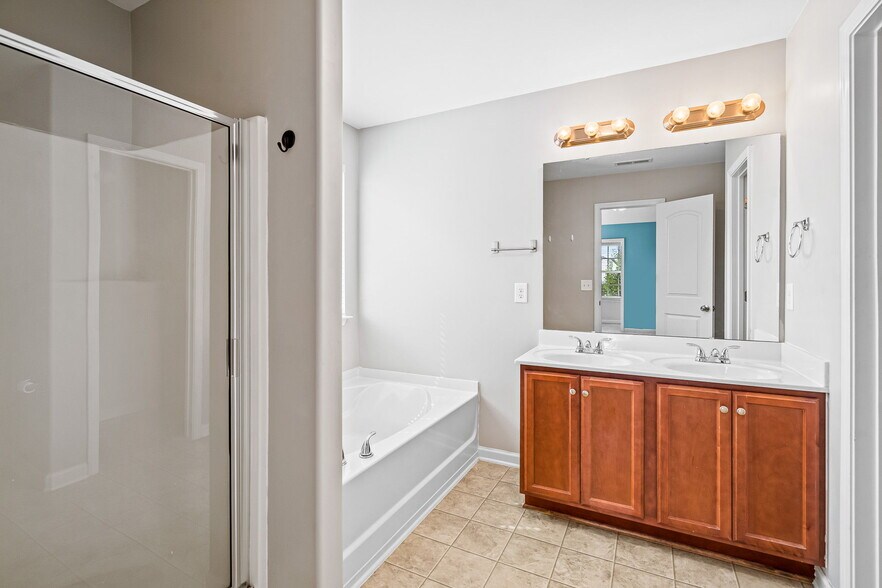 Upstairs Primary Suite Bathroom - 774 Cairn Cir