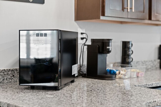 Building Photo - Modern Comforts in Clarksville – Stylish 2BR, 2.5BA Home Near Downtown