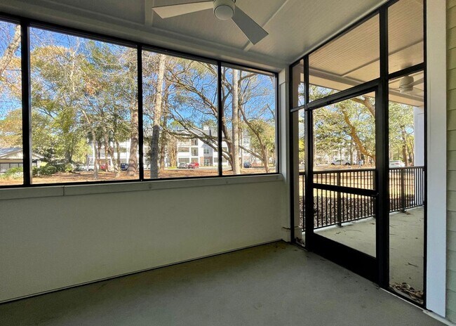 Building Photo - Available May 11th. GROUND FLOOR 3BR/2 BA Condo in Riverland Woods!