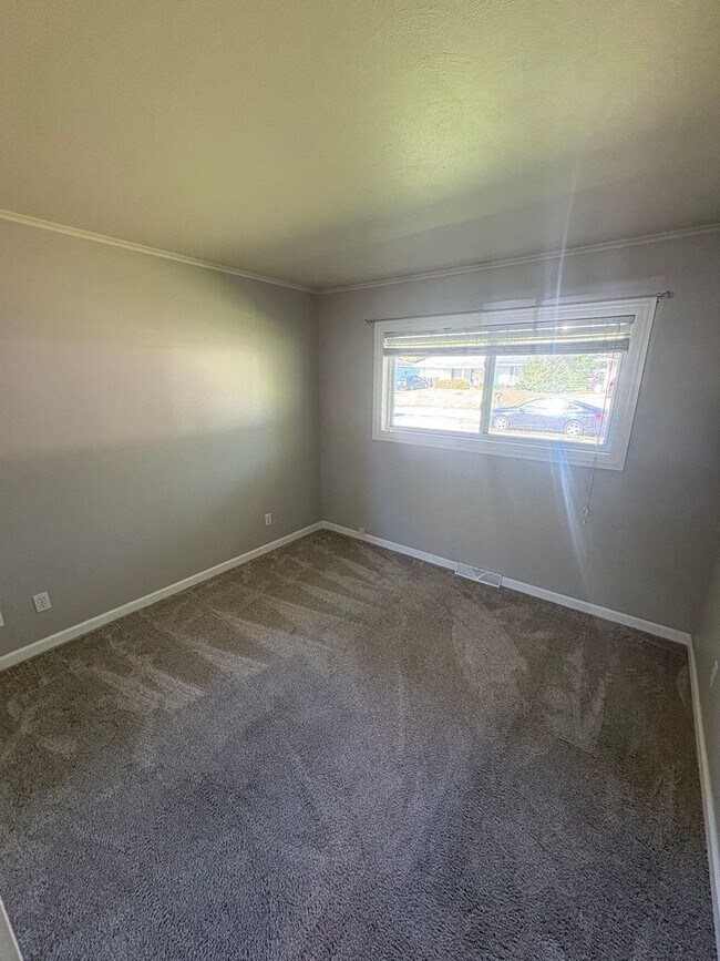 Building Photo - Welcome to this charming 3 bedroom, 2 bathroom home located in Peoria, IL.