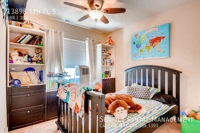 Building Photo - Burien - Rare 6 Bedroom Home Hidden Betwee...