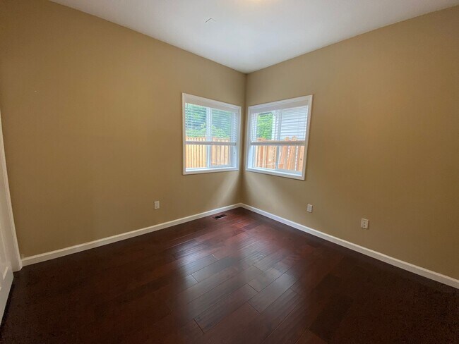 Building Photo - Beautiful 5 Bedroom Home!