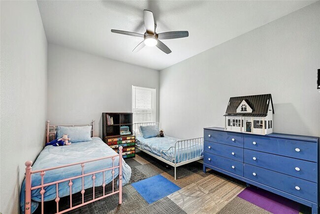 Building Photo - 808 N Creek Blvd