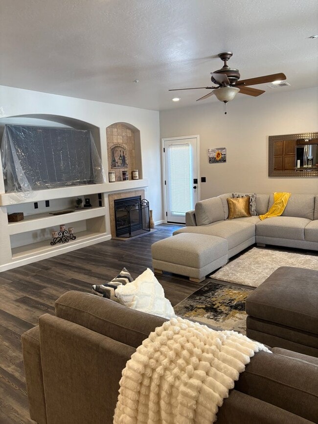Building Photo - 1-Year Long-Term Rental **$1,000 off 1st m...
