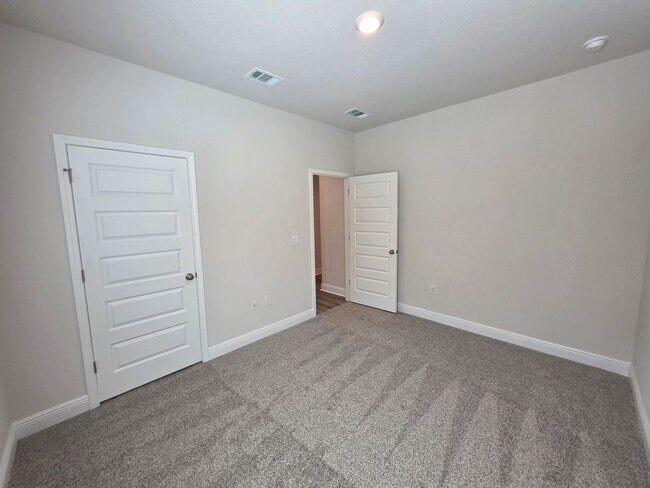 Building Photo - Brand new 5BR/3BA with Amenities Galore