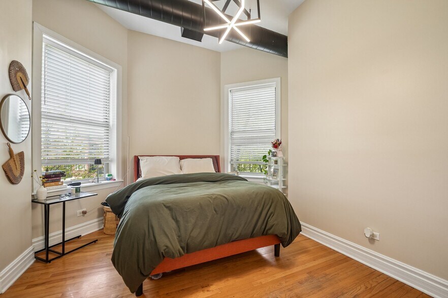 Building Photo - 5014 S King Dr