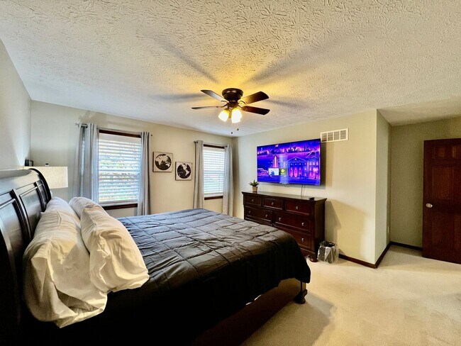Building Photo - Executive home in West Chester with HOT TUB