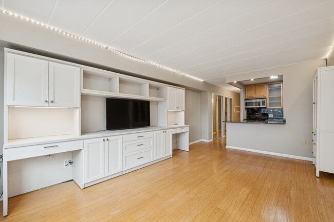 Building Photo - 5616 N Kenmore Ave