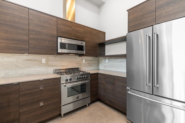 Building Photo - Stylish 3 BR/ 2/5 BA townhouse in Seattle