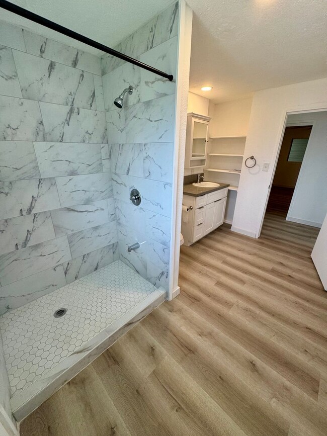 Building Photo - 3/1 w/ ocean views and all utilities inclu...