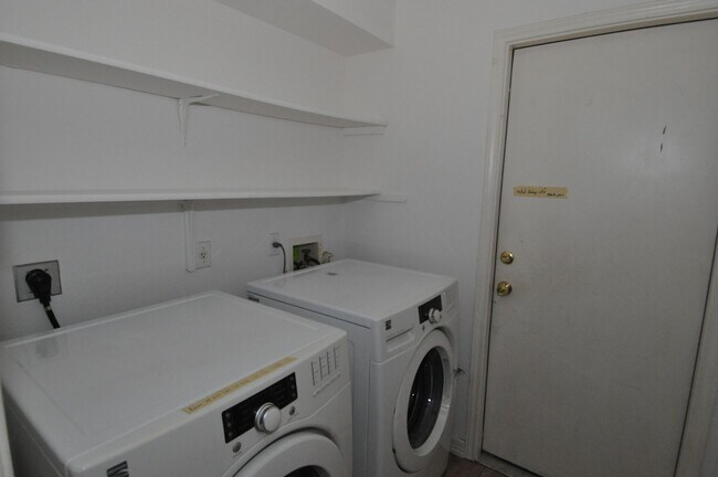 Building Photo - Great Location! All appliances included!