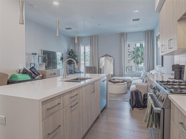 Building Photo - 370 6th St S