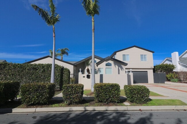 Building Photo - 3 bed/ 2 bath house in University city! Pool/ yard w 2 car garage! Remodeled kitchen and updated ...